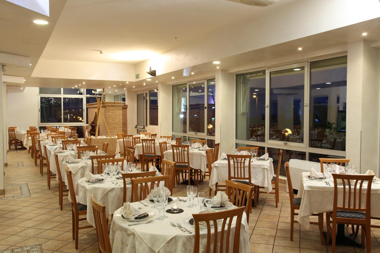 Hotel Plaza Llido Degli Estensi Buitenkant foto