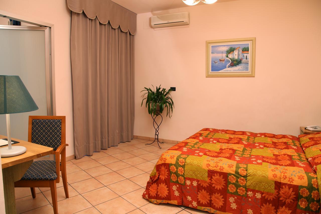 Hotel Plaza Llido Degli Estensi Buitenkant foto