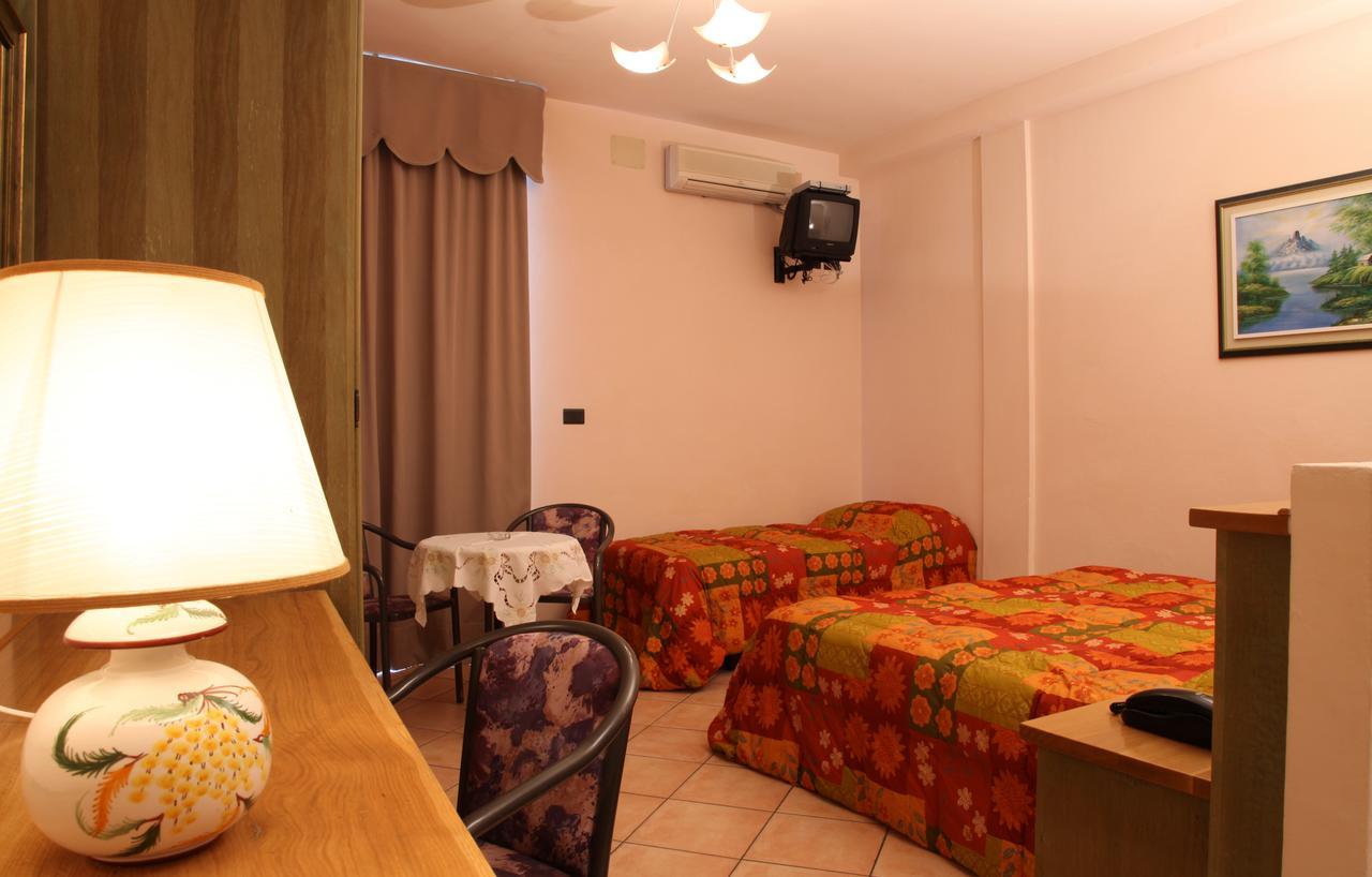 Hotel Plaza Llido Degli Estensi Buitenkant foto