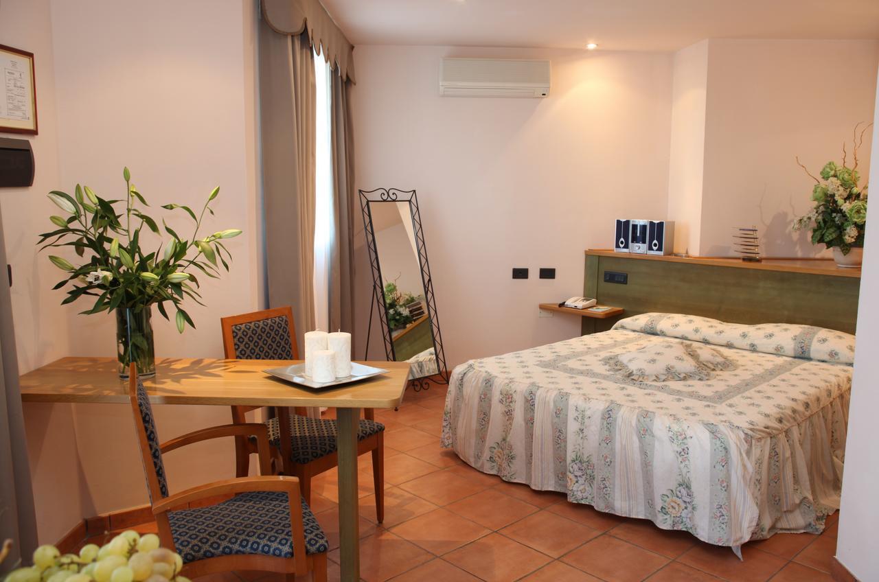 Hotel Plaza Llido Degli Estensi Buitenkant foto