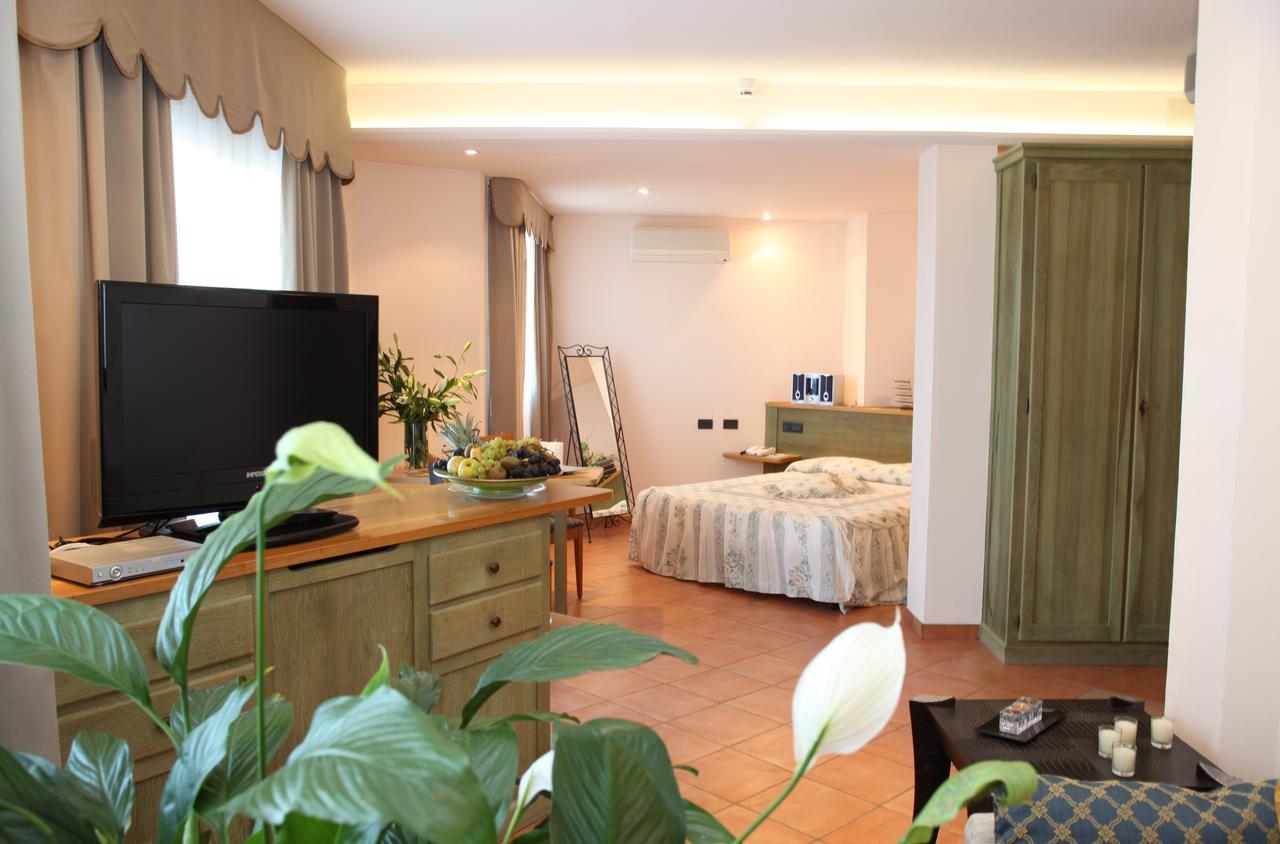 Hotel Plaza Llido Degli Estensi Buitenkant foto
